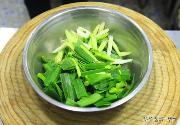 蒜苗回鍋肉家常版，廚師長簡單改良，香而不膩，比外面買的更好吃