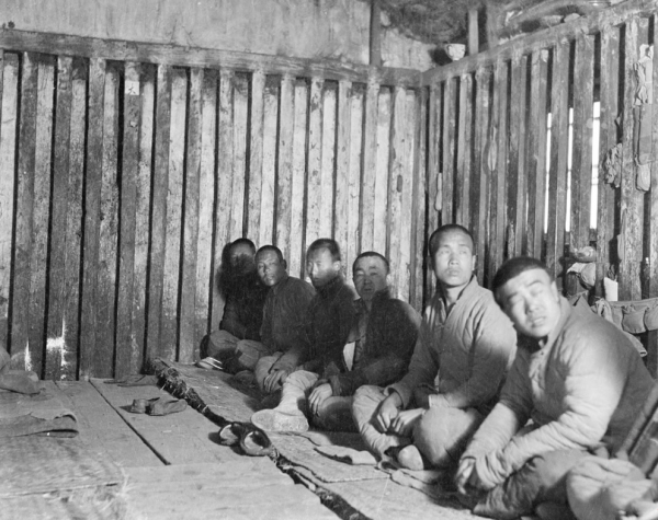 1950年&comma;數名開國元勳緊急尋找&OpenCurlyDoubleQuote;代號OX&rdquo;&comma;找到後立刻享有18級待遇