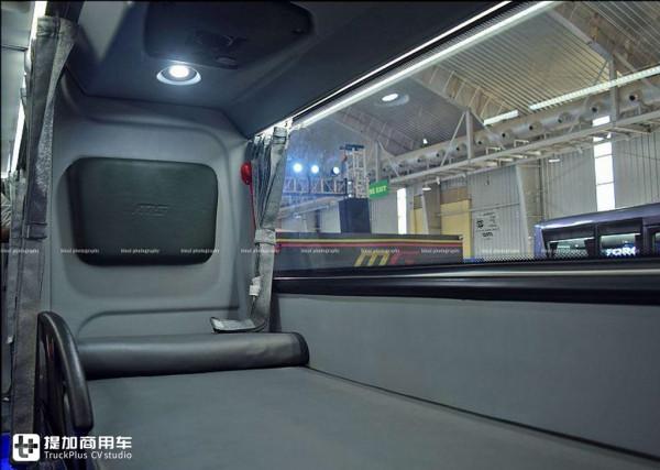 車長近15米，行李艙14方？帶您見識兩款賓士在印度推出的超長大巴