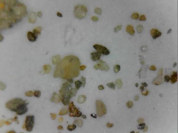 展示一塊月球玄武岩隕石