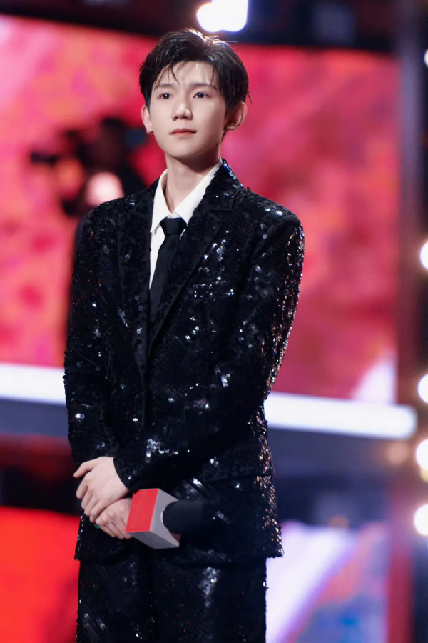 沸騰之夜晚會名場面:楊穎和王源跨界主持,周海媚怕高直髮抖 沸騰之夜晚會名場面:楊穎和王源跨界主持,周海媚怕高直髮抖