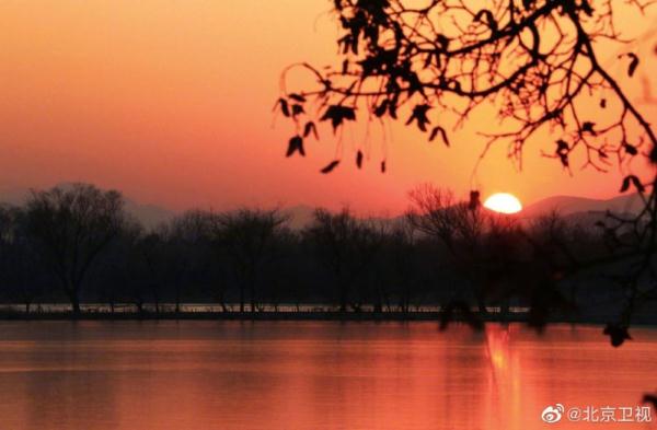 金光灑滿頤和園 十七孔橋橋洞被夕陽金色餘暉穿透