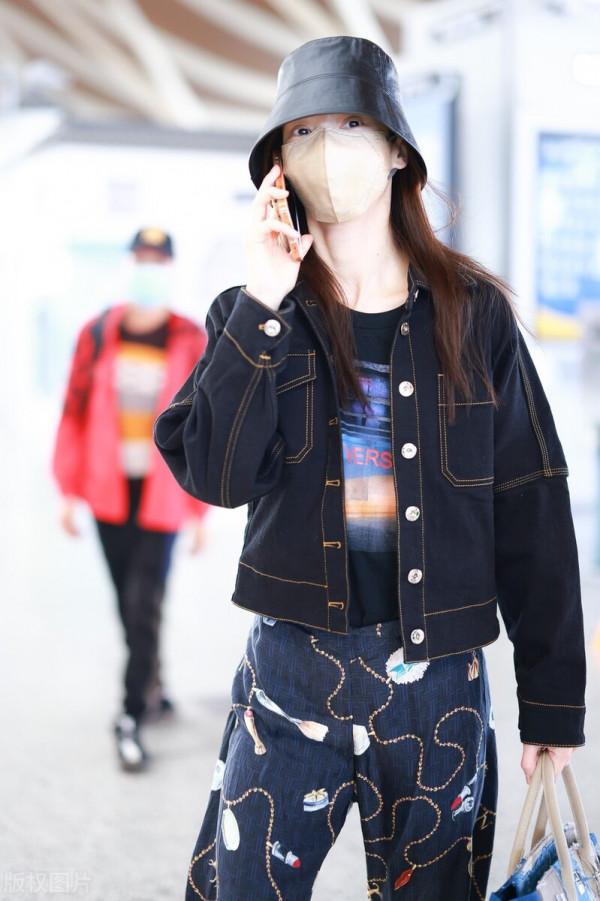 金晨穿牛仔外套搭配塗鴉牛仔褲，戴漁夫帽隨性時髦