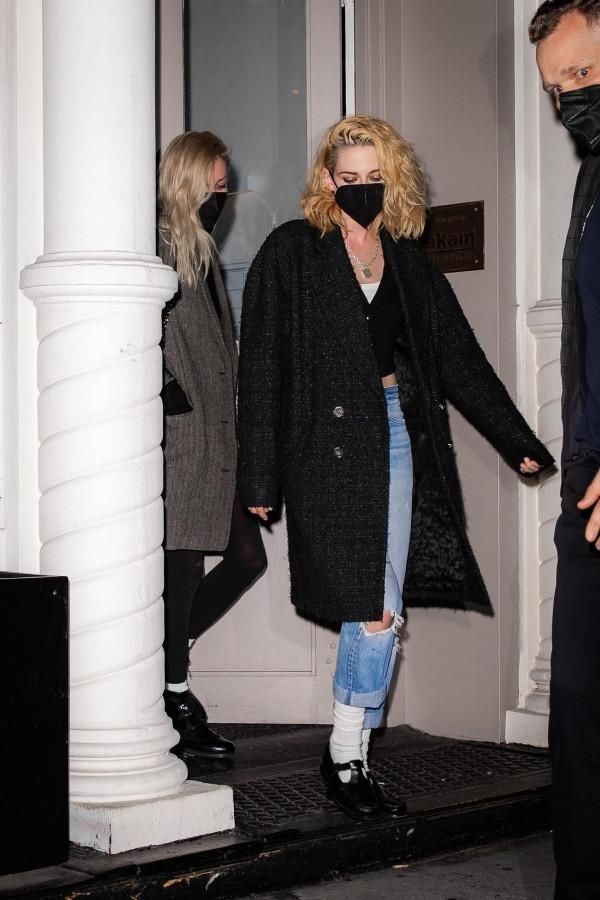 暮光女訂婚後首次露面！針織衫大膽炫腹肌，未婚妻又黑又醜似路人