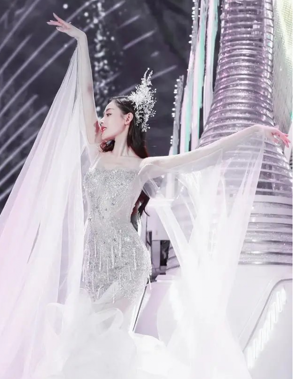 春晚40年女星造型史，前衛絕美的開創時尚，混進奇怪好笑的更搶戲