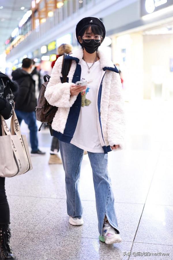 街拍:海陸白色羔羊絨短外套,軟軟糯糯宛若糯米糰子 街拍:海陸白色羔羊絨短外套,軟軟糯糯宛若糯米糰子