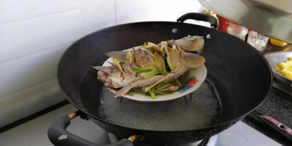 呈現一道清蒸鯉魚 呈現一道清蒸鯉魚