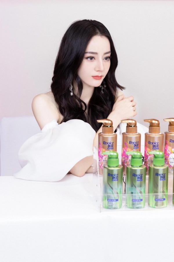 熱巴美出圈的禮服造型