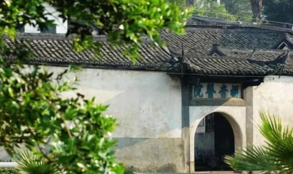 他救過主席的命，一生從未上過戰場，卻因特殊貢獻，55年授中將銜