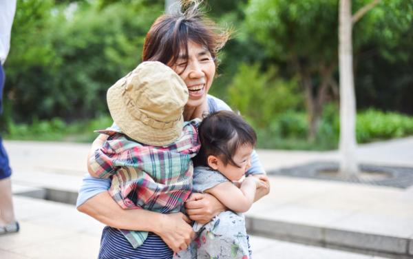 孩子由姥姥帶大，最後還是跟奶奶親，背後真正的原因，值得關注