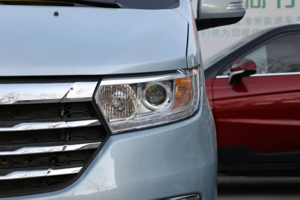 8&period;28萬的國產MPV，軸距2810mm，配備1&period;8L發動機&plus;5擋手動變速箱