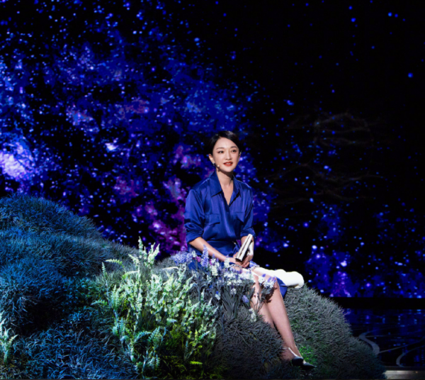 周迅真的好敢穿，穿條“睡衣裙”亮相節目，真當成自己家了