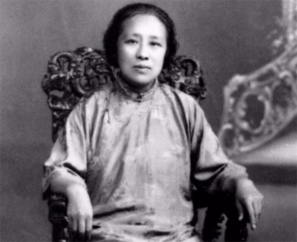 何香凝：寄舊裙給蔣介石，寫詩對他破口大罵，蔣大怒卻不敢報復