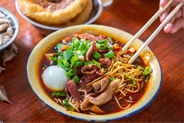 湖北這家牛肉麵厲害了,每天排隊千人,等至少半小時,年入2000萬 湖北這家牛肉麵厲害了,每天排隊千人,等至少半小時,年入2000萬