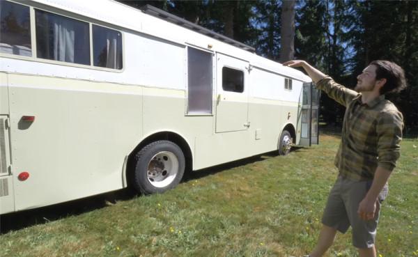 一家四口低價買2001年廢舊大巴，將22㎡空間變成蝸居，生活太幸福