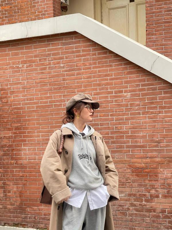 劉詩詩曬私服造型，大衣搭灰色長褲高階冷颯，頭戴報童帽摩登英倫