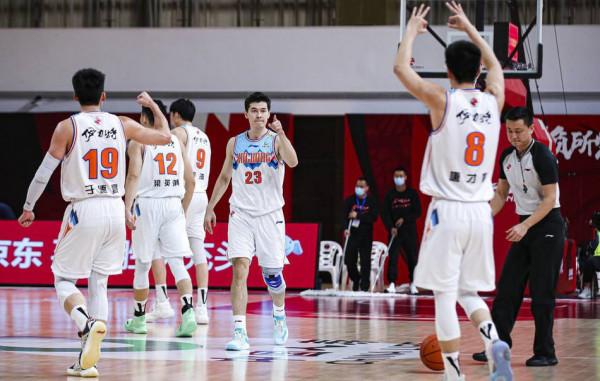 CBA一代名帥落幕！新疆男籃給出臺階，開啟重建，全力爭取周琦