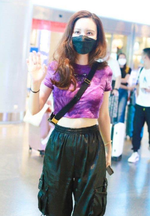 張萌穿著一襲深藍魚尾長裙,宛如迪士尼“在逃公主” 張萌穿著一襲深藍魚尾長裙,宛如迪士尼“在逃公主”