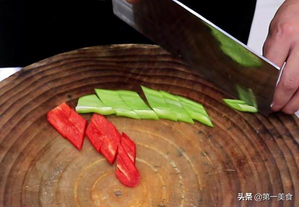 鴨血想要嫩滑有技巧，廚師長教你做麻辣鴨血，麻辣入味，嫩如豆腐