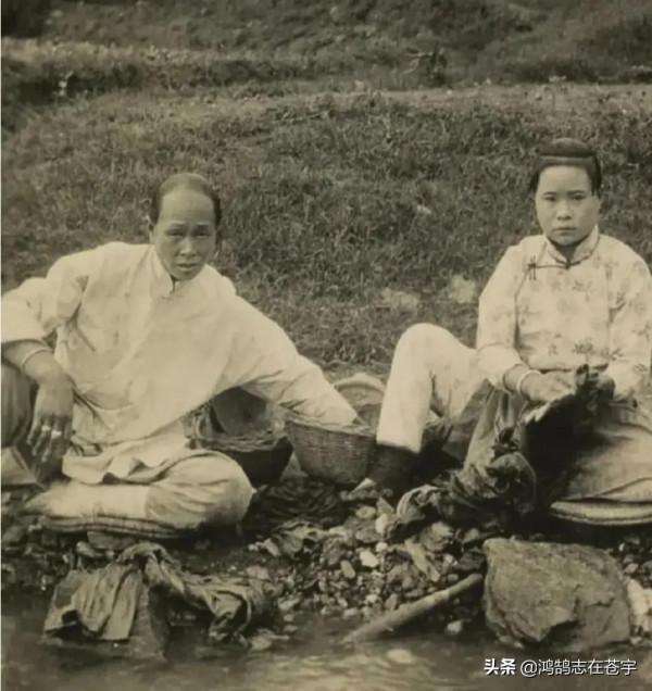 晚清老照片：九口之家吃飯僅一道菜，乾涸的護城河已經種上莊稼