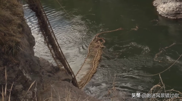 世界上最獨特的繩索橋,500年來當地人堅持用“草繩”造橋 世界上最獨特的繩索橋,500年來當地人堅持用“草繩”造橋