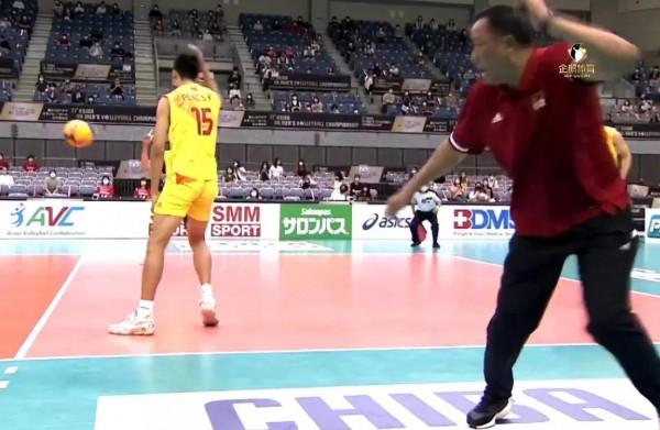拼發球失誤過多，關鍵時刻頂不住，中國男排1：3負於伊朗無緣決賽