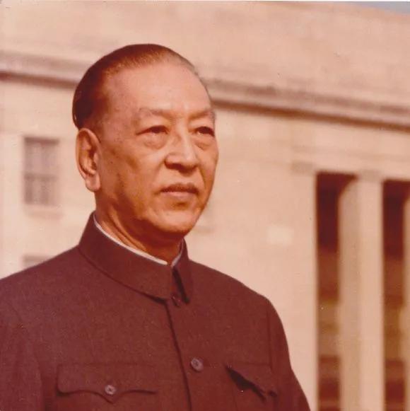 周總理曾親自教他繫鞋帶,也是中國唯一無軍銜的國防部長 周總理曾親自教他繫鞋帶,也是中國唯一無軍銜的國防部長
