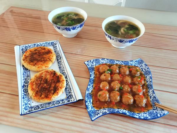 今天的午餐很特別，三樣風格的美食湊成一桌，超級好吃