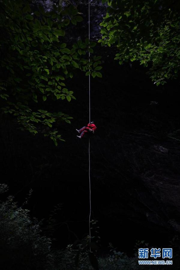 通往“地心”的探洞人 通往“地心”的探洞人