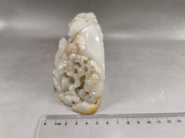 清乾隆工玉山子