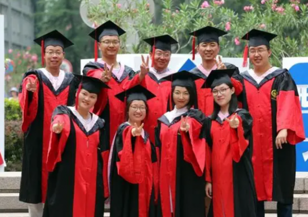 畢業多年還吹噓這幾樣東西，多半不是真成功，而是不想承認落寞