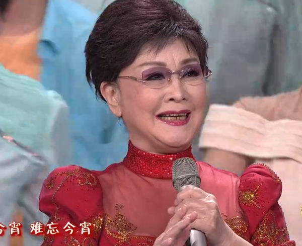 眾星春晚造型：趙麗穎連換兩套，張小斐氣質出眾，馬凡舒甜美可人