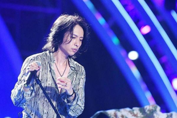 張淇太有魅力了,身材挺拔比例完美,穿黑褲很有音樂人的個性 張淇太有魅力了,身材挺拔比例完美,穿黑褲很有音樂人的個性