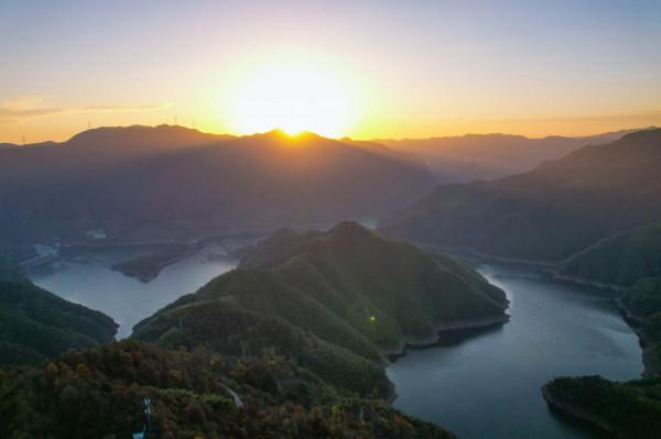 堵車、堵車、堵車，這個古村憑什麼讓遊客步行三公里入村？