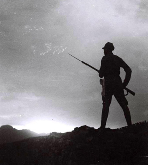 1958年,軍區一首長路過遼寧視察,發現糧庫警衛是犧牲5年戰友 1958年,軍區一首長路過遼寧視察,發現糧庫警衛是犧牲5年戰友