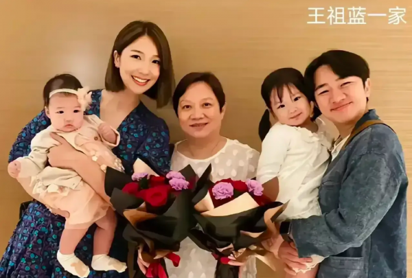 盤點明星全家福，章子怡和小蘋果雙馬尾出鏡，醒寶側臉像媽媽