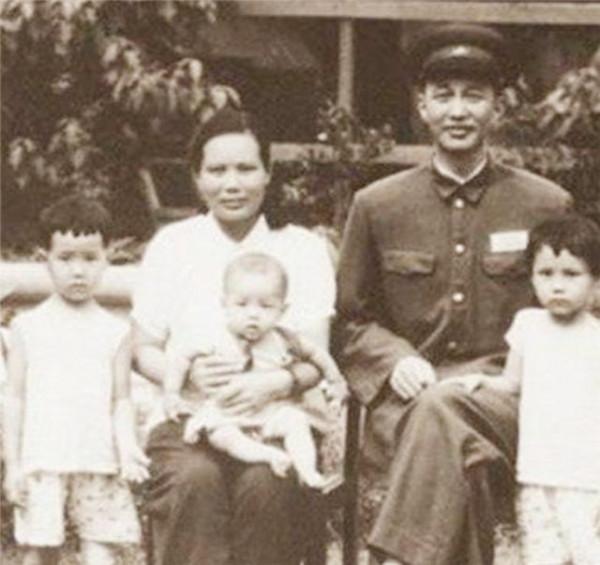 洪學智愛上一個女兵，對方嫌他是麻子臉，二哥見多識廣說到點子上