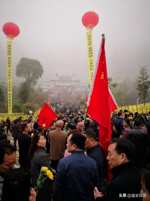 1979年&comma;團長從望遠鏡裡看見兒子犧牲在越軍機槍下&comma;一天後攻克沙巴