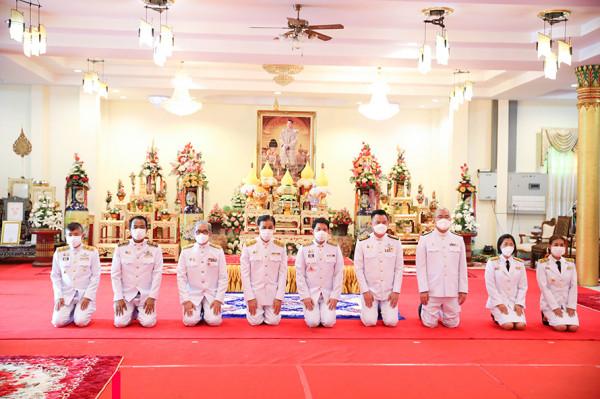 烏隆皇家大學參加皇家祭祀儀式 在國王陛下的畫像前行禮 烏隆皇家大學參加皇家祭祀儀式 在國王陛下的畫像前行禮