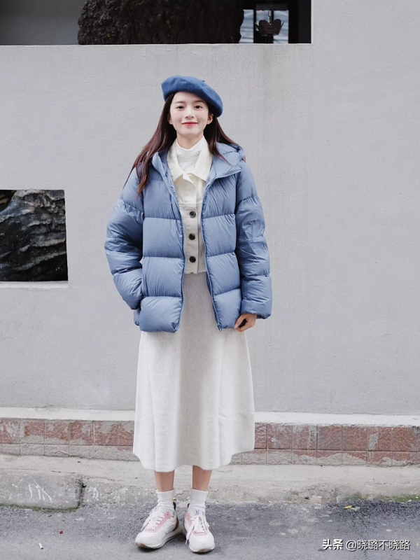 女人秋冬別隻穿黑色！不如試試“霧霾藍”，優雅顯白，黃皮也適合