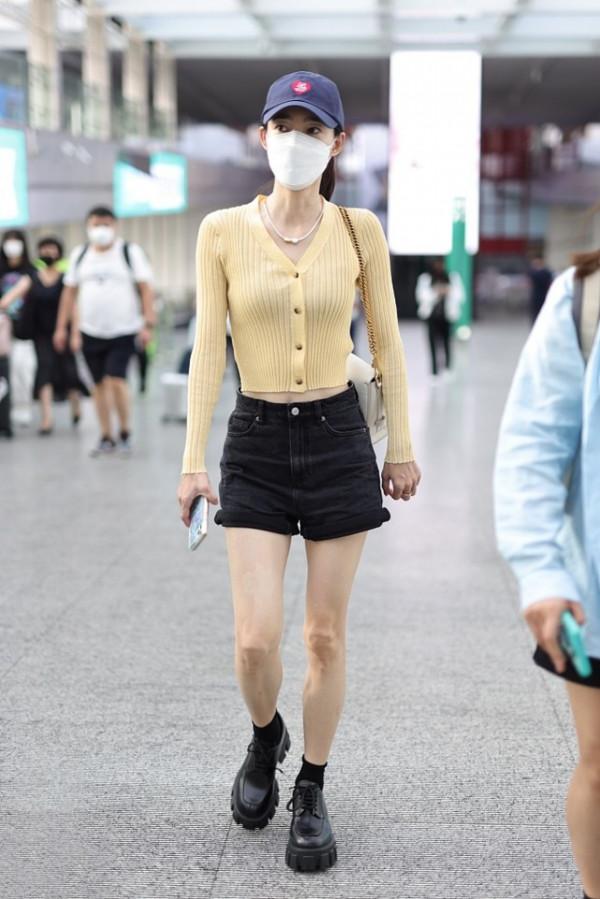 王麗坤不愧是舞蹈專業的,穿針織衫+短褲也很高階,線條感真優美 王麗坤不愧是舞蹈專業的,穿針織衫+短褲也很高階,線條感真優美