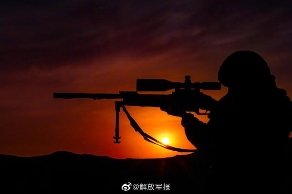 帥！特戰隊員多種姿勢據槍射擊