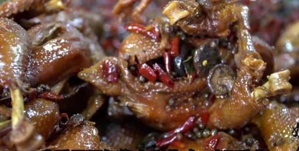 河南老爺子賣麻椒雞，祖傳秘方，55元一隻，每天限量800只