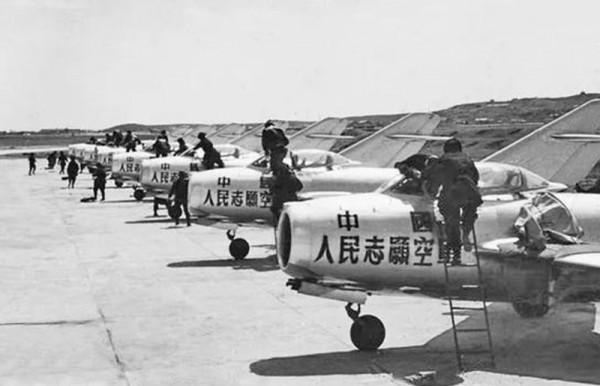 他曾擔任空軍技術部副部長，43歲授大校，49歲升少將，55歲自殺