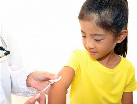 寶爸帶3個月大的娃打針，自己哭成淚人，網友：醫生打錯人了？