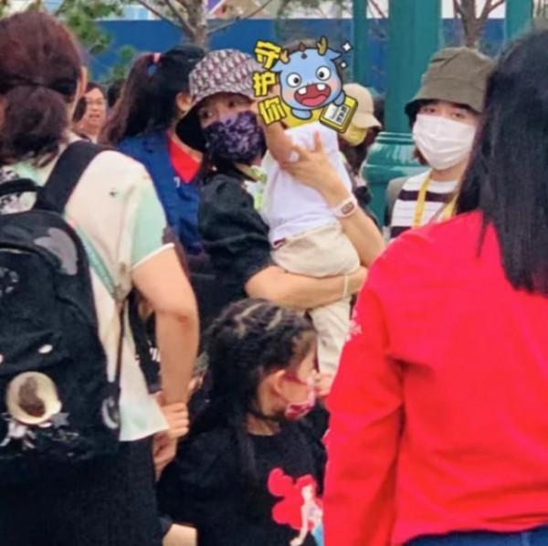 章子怡被兒子搶簽名筆直呼小搗蛋，弟弟親吻媽媽電影海報萌化了