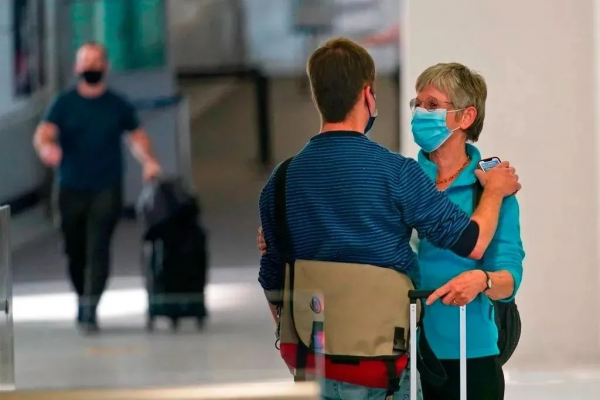 美國解除33國旅行禁令！重開國門邊境排隊，航班爆滿