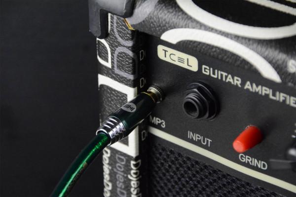 配樂播放者選用的發燒級鍍銀音訊線，一根用到底，省錢又省力