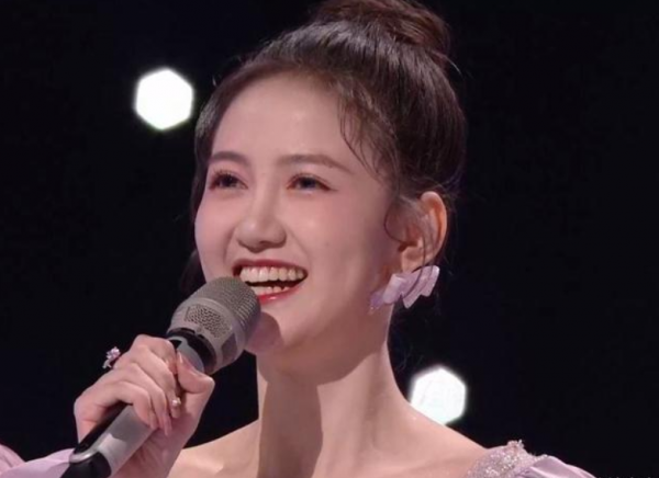 湖南衛視跨年晚會：收視率第二，主持人找不到鏡頭，王一博發福