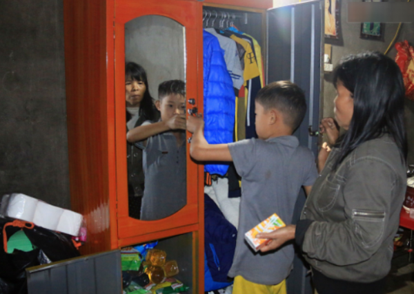 越南9歲男童一個人生活兩年多，家門口就是墳堆，日夜盼母歸